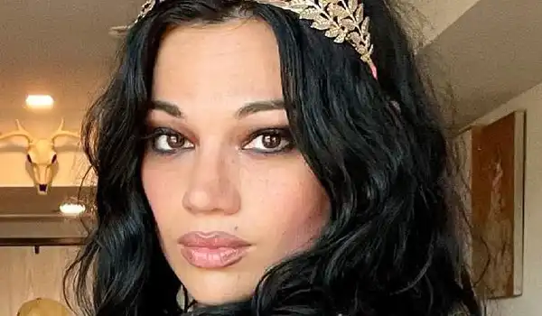 Mona Azar #InstaSportBio